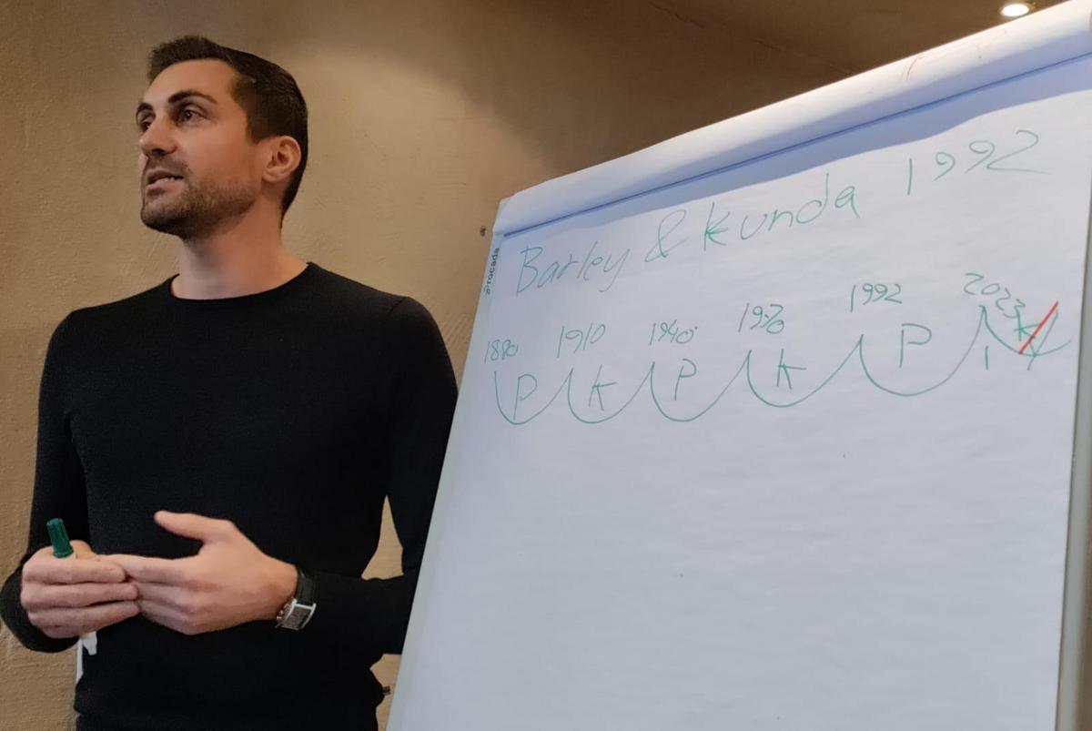 JÄRJESTÖTYÖLLÄ POLARISAATIOTA VASTAAN Suomen Urheilujohtajaseniorit